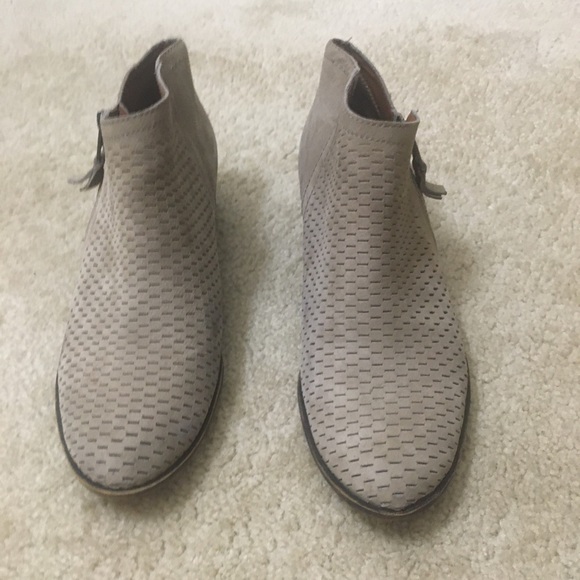 Lucky Brand Brielley Leather Bootie Ankle Boots Perforated Stacked Block Heel 9M - Picture 8 of 14